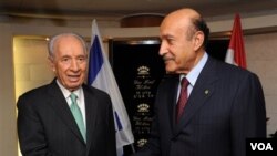 Presiden Israel Shimon Peres (kiri) berjabat tangan dengan kepala intelijen Mesir (kini Wapres) Omar Suleiman di Tel Aviv, Israel (4 November 2010). Di bawah rejim Mubarak, Mesir dan Israel mempunyai hubungan yang cukup hangat.