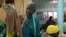 Le créateur de mode ivoirien-burkinabè Pathé Ouedraogo, dit Pathé'O, dans son magasin à Abidjan le 26 mai 2021.