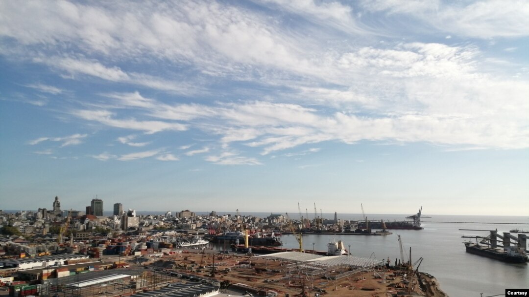Panorámica del Puerto de Montevideo, ubicado sobre el Río de la Plata, en Uruguay.