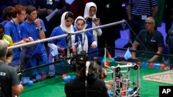 Tim robotika Afghanistan yang seluruhnya pelajar putri, saat ikut dalam lomba robotika internasional 'FIRST Global Challenge' di Washington DC hari Senin (17/7). 