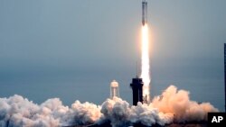 Roket SpaceX Falcon Heavy lepas landas di Cape Canaveral, Florida, 13 Oktober 2023. Seoul pada Senin (6/11) berencana meluncurkan satelit mata-mata pertama buatan dalam negerinya yang akan dibawa oleh roket Falcon 9 milik SpaceX. (Foto: AP)