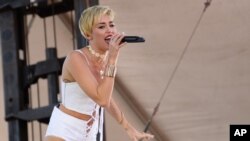 Miley Cyrus tampil di acara IHeartRadio Music Village di Las Vegas. (Foto: Dok)