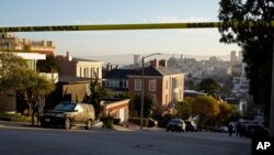 Cinta policial impide el paso en una calle afuera de la casa de la presidenta de la Cámara de Representantes de Estados Unidos, Nancy Pelosi, y su esposo Paul Pelosi en San Francisco, el viernes 28 de octubre de 2022. 