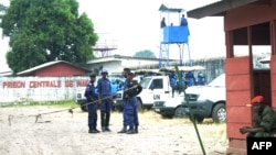 Ba policiers mpe basoda bazali kokengele bokoti na boloko ya Makala, na Kinshasa, 2 juillet 2013.