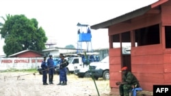 Ba policiers mpe basoda bazali kokengele bokoti na boloko ya Makala, na Kinshasa, 2 juillet 2013.