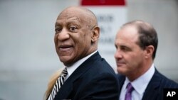 Bill Cosby sort d'une audience préliminaire devant un juge du comté de Montgomery en Pennsylvanie, Etats-Unis, le 3 avril 2017.