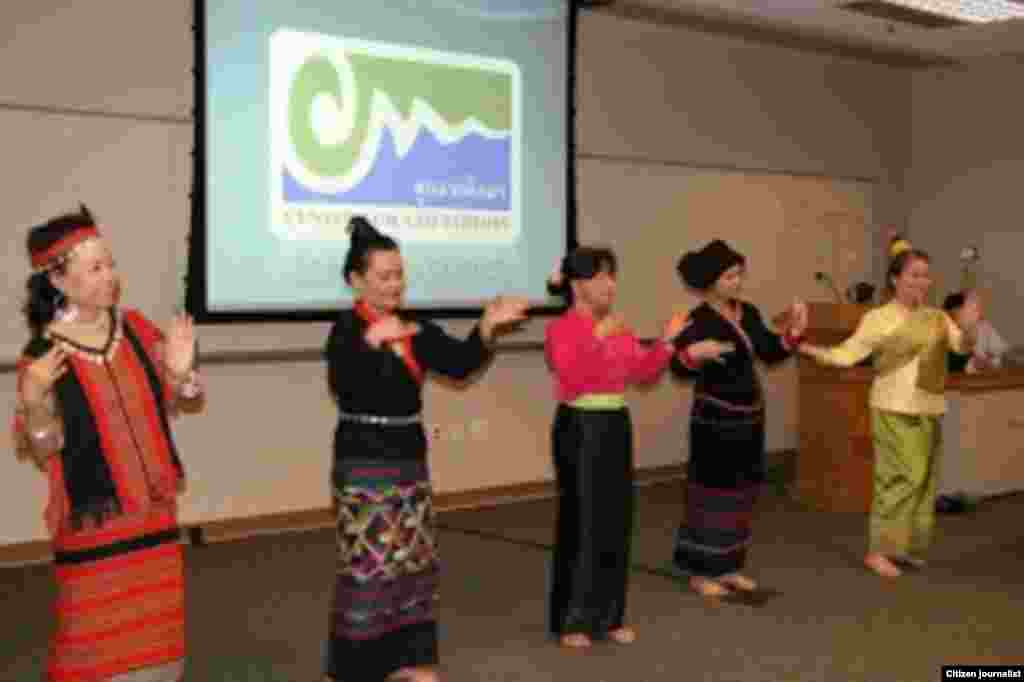 ຟ້ອນລາວຮ່ວມເຜົ່າ ສະແດງໂດຍຄະນະສິນລະປິນຈາກເມືອງມີວວອກກີ ໃນຄືນທໍາອິດຂອງກອງປະຊຸມນາໆຊາດ ລາວສຶກສາຄັ້ງທີ 4 