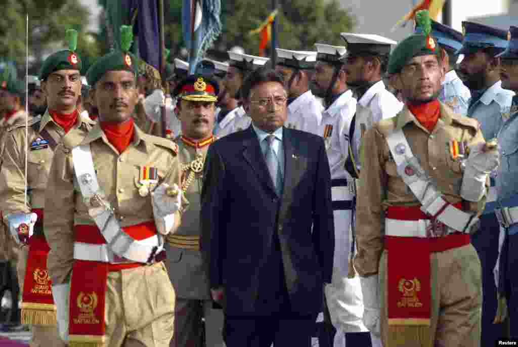 پرویز مشرف نے 18 اگست 2008 کو صدر کے عہدے سے استعفیٰ دیا۔ استعفے سے قبل انہوں نے ایوانِ صدر میں گارڈ آف آنر کا معائنہ کیا۔&nbsp; &nbsp;