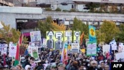 2023 年 11 月 12 日，在加州三藩市預備舉行亞太經合組織 (APEC) 領袖會議前夕，示威者參加了“反對 APEC”抗議活動。
