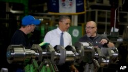 Presiden Barack Obama mengunjungi pabrik mesin bertenaga bensin milik General Electric di kota Waukesha, Wisconsin (30/1). 