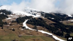 资料图： 奥地利一个滑雪场2024年3月17日时的情景。（美联社）
