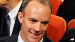 Dominic Raab (kushoto)