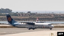 Pesawat ATR 72-500 milik maskapai penerbangan Israir Airlines mendarat di bandara internasional Larnaca, Siprus, 9 Juni 2020. (Foto: Iakovos HATZISTAVROU / AFP). 