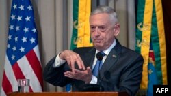 El secretario de Defensa de EE.UU. Jim Mattis durante su visita a la Escuela de Guerra brasileña en Río de Janeiro, el martes 14 de agosto de 2018.