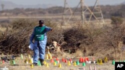 南非刑警调查向矿工开火现场