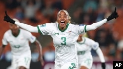 Lushomo Mweemba celebra tras anotar el primer gol de Zambia en la victoria 3-1 ante Costa Rica en el Mundial femenino, el 31 de julio de 2023, en Hamilton, Nueva Zelanda. 