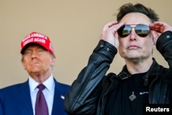 Presiden terpilih AS Donald Trump dan Elon Musk menyaksikan peluncuran uji terbang keenam roket SpaceX Starship di Brownsville, Texas, AS, 19 November 2024. (Foto: Brandon Bell/Pool via REUTERS)