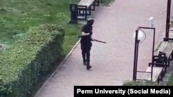 Fotografija naoružanog napadača koju je načinio student ispred ulaza u univerzitet u Permu, Rusija (20. septembar 2021.)