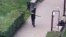 Fotografija naoružanog napadača koju je načinio student ispred ulaza u univerzitet u Permu, Rusija (20. septembar 2021.)
