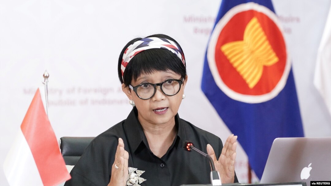 Menteri Luar Negeri Indonesia Retno Marsudi berbicara dalam pertemuan virtual informal dengan para menteri luar negeri dan perwakilan dari ASEAN, di Jakarta, 2 Maret 2021. (Foto: via Reuters)