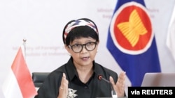 Menteri Luar Negeri Indonesia Retno Marsudi berbicara dalam pertemuan virtual informal dengan para menteri luar negeri dan perwakilan dari ASEAN, di Jakarta, 2 Maret 2021. (Foto: via Reuters)