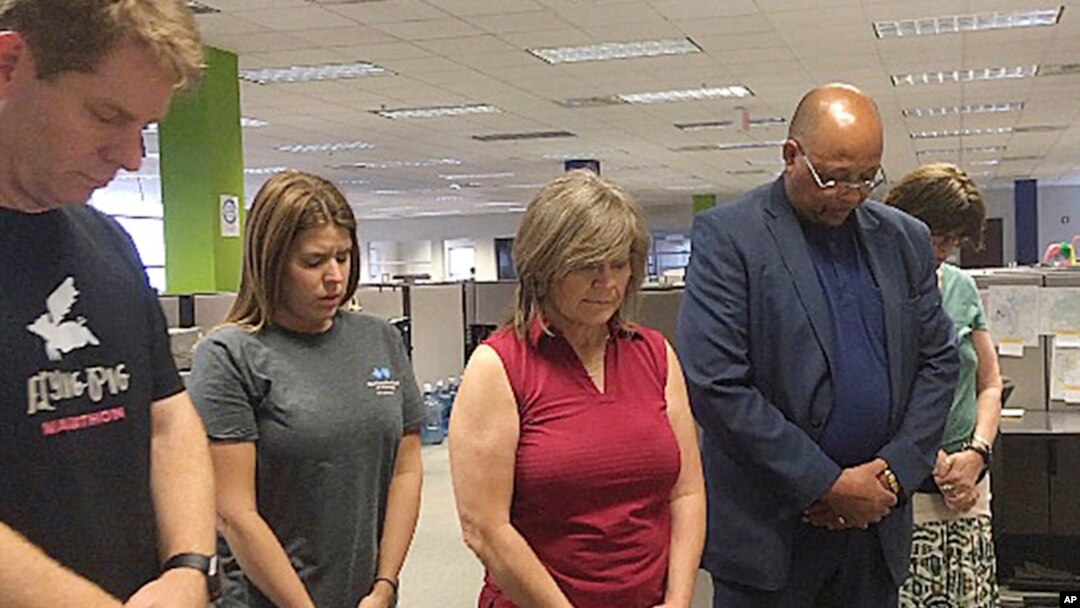Para wartawan di Clarion Ledger, Jackson, Mississipi, mengheningkan cipta, 5 Juli 2018, untuk mengenang 5 wartawan Capital Gazette di Annapolis, Maryland yang tewas ditembak.