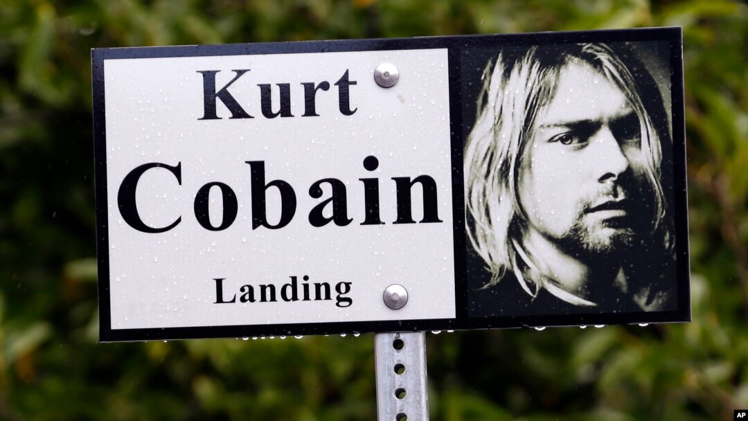 Sebuah poster menandai lokasi “Kurt Cobain Landing,” sebuah taman kecil dekat rumah masa kecil mendiang Kurt Cobain, mantan vokalis utama Nirvana, di Aberdeen, Washington.
