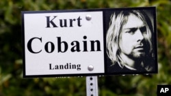 Sebuah poster menandai lokasi “Kurt Cobain Landing,” sebuah taman kecil dekat rumah masa kecil mendiang Kurt Cobain, mantan vokalis utama Nirvana, di Aberdeen, Washington.
