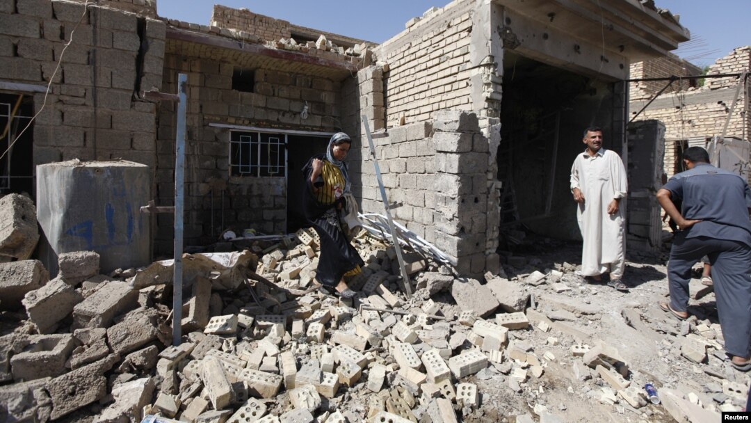 Cảnh tàn phá sau vụ tấn công bằng bom ở Taji, thị trấn nằm cách thủ đô Baghdad của Iraq 20 km về hướng bắc