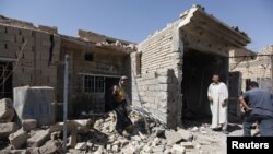 Stanovnici na poprisstu napada bombom u iračkom gradu Tadži