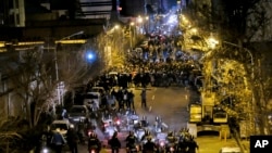 Manifestation devant l'Université Amir Kabir de Téhéran, en Iran, en mémoire des victimes de l’avion ukrainien abattu par un missile iranien. (Photo AP)