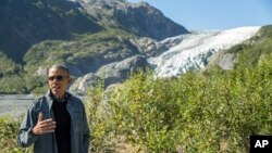 El presidente Barack Obama habló con la prensa durante su caminata por el glaciar Exit en Seward, Alaska, el martes, 1 de septiembre de 2015.