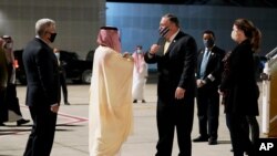 مایک پمپئو، وزیر خارجه آمریکا، در عربستان سعودی مورد استقبال فیصل بن فرحان، وزیر خارجه سعودی، و جان ابی‌زید، سفیر آمریکا در عربستان سعودی قرار گرفت. (عکس از آسوشیتدپرس)