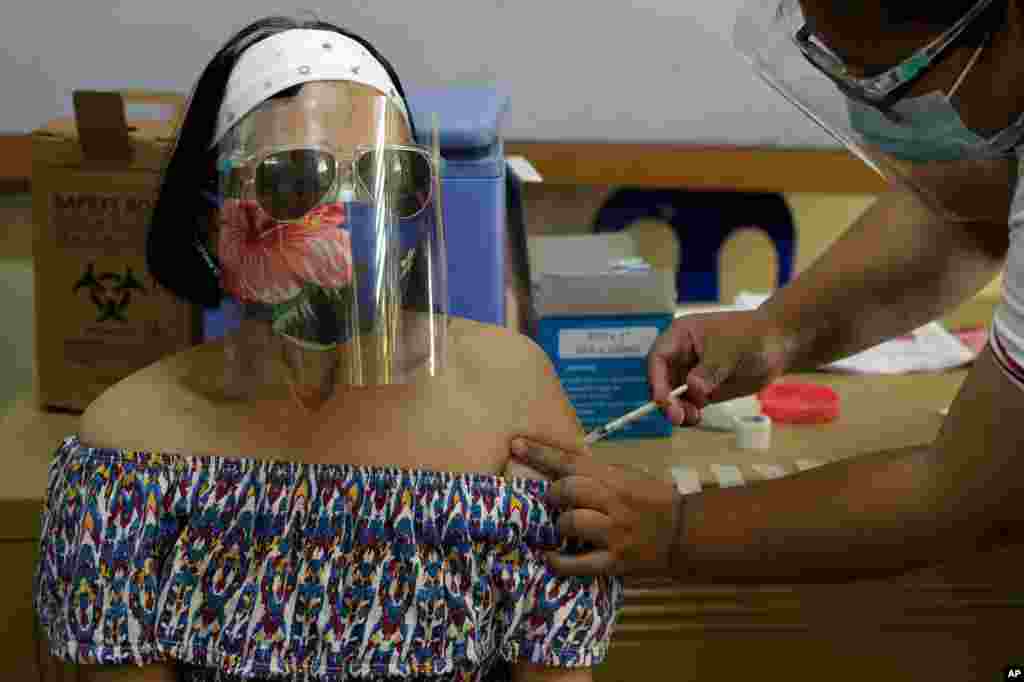 필리핀 케손시티에서 수녀 모넷 빌라라사 씨가 신종 코로나바이러스 백신 주사를 맞고 있다.