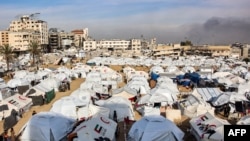 Tenda-tenda penampungan para pengungsi Palestina dari utara Kota Gaza menempati lahan kosong milik pemerintah di pusar kota Gaza di tengah konflik antara Israel dan Hamas, 11 Desember 2024. (Foto: Omar Al-Qatta/AFP)