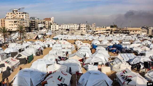 Tenda-tenda penampungan para pengungsi Palestina dari utara Kota Gaza menempati lahan kosong milik pemerintah di pusar kota Gaza di tengah konflik antara Israel dan Hamas, 11 Desember 2024. (Foto: Omar Al-Qatta/AFP)