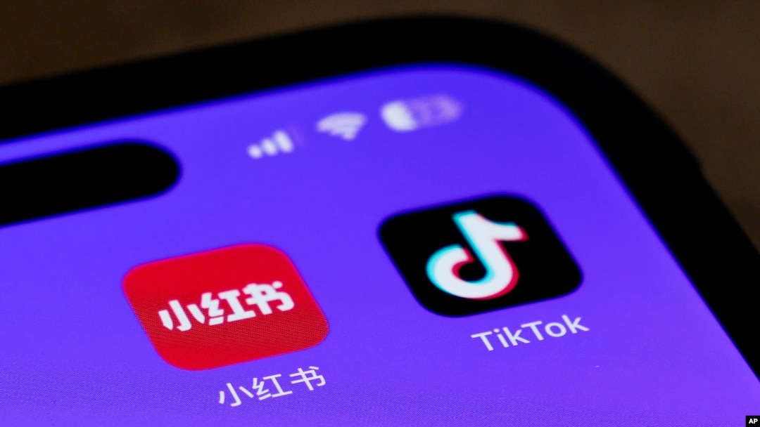 Los iconos de las aplicaciones para teléfonos inteligentes Xiaohongshu y TikTok se muestran en la pantalla de un teléfono en Beijing, el martes 14 de enero de 2025. 