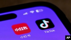 Los iconos de las aplicaciones para teléfonos inteligentes Xiaohongshu y TikTok se muestran en la pantalla de un teléfono en Beijing, el martes 14 de enero de 2025. 