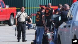 Pihak berwenang menyelidiki penembakan di lapangan parkir di restoran Twin Peaks di Waco, Texas (17/5). (AP/Jerry Larson)