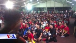 Đá banh Việt Nam - Indonesia, nhìn từ hè phố