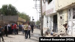 Stunned residents of Cizre in southeastern Turkey take stock of their battle-scarred town after a weeklong curfew was lifted, Sept. 12, 2015. (Credit: Mahmut Bozarslan/VOA)