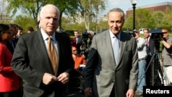 Senator Chuck Schumer (kanan) dan Senator John McCain, setelah bertemu Presiden Barack Obama untuk membahas rancangan undang-undang reformasi imigrasi (16/4). 