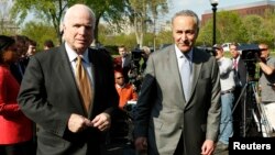 El senador republicano John McCain y el demócrata Chuck Schumer, se reunieron con el presidente Obama y le entregaron el proyecto de ley para la reforma migratoria.