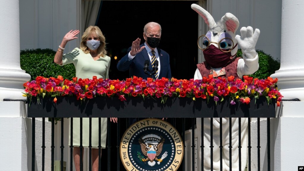 资料照：2021年4月5日，美国总统拜登和第一夫人吉尔·拜登参加在白宫举行的复活节活动时在蓝厅阳台上挥手致意。由于持续的大流行病，白宫一年一度的滚彩蛋活动被取消。（美联社）(photo:VOA)