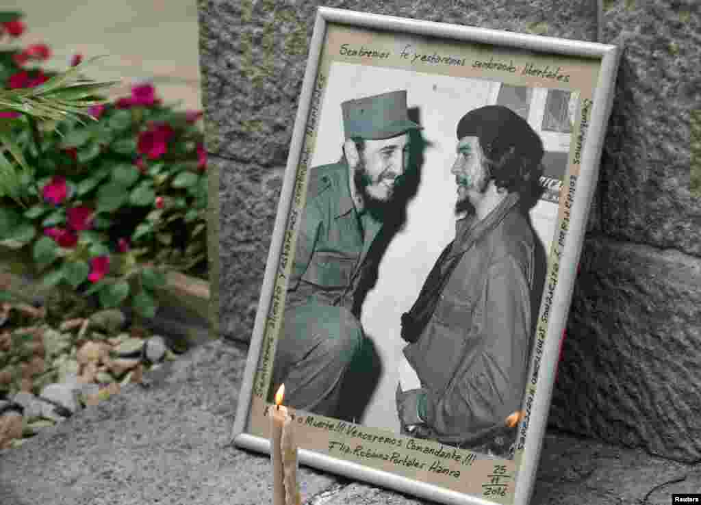 El 9 de octubre de 1967, Ernesto Che Guevara, camarada de armas de Fidel Castro, muere en Bolivia, un rev&#233;s en la lucha guerrillera que Cuba foment&#243; en Am&#233;rica Latina.