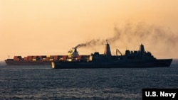 2026年4月20日，悬挂伊朗国旗的“图斯卡”号货轮试图突破美国海军封锁后，美军在阿拉伯海“图斯卡”号附近巡逻。