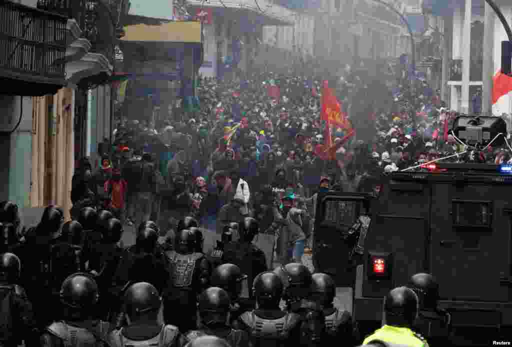 La policía respondió con gas lacrimógeno a los manifestantes en los peores disturbios en años en el país.