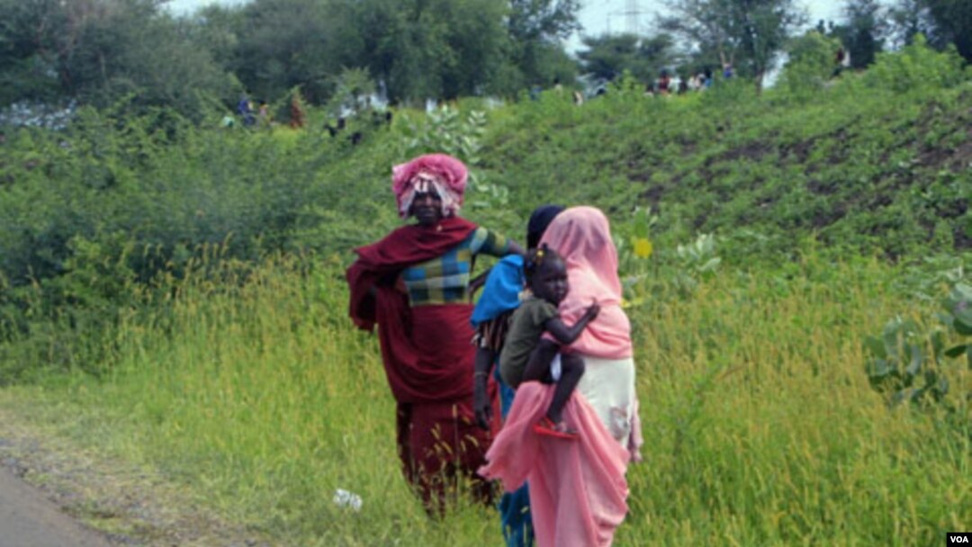 Warga Sudan mengungsi setelah pecah pertempuran di ibukota negara bagian Blue Nile, al-Damazin (September 2011).