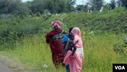 Warga Sudan mengungsi setelah pecah pertempuran di ibukota negara bagian Blue Nile, al-Damazin (September 2011).