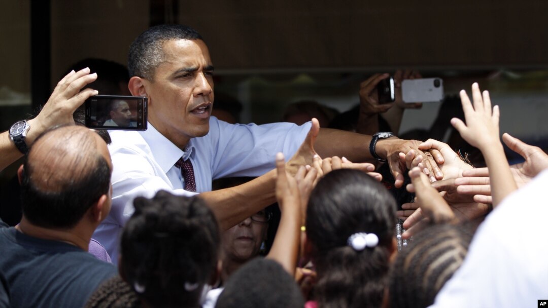 Predsednik Obama pozdravlja birače ispred lokalnog restorana u Orlandu (snimljeno 2. avgusta 2012.) 
